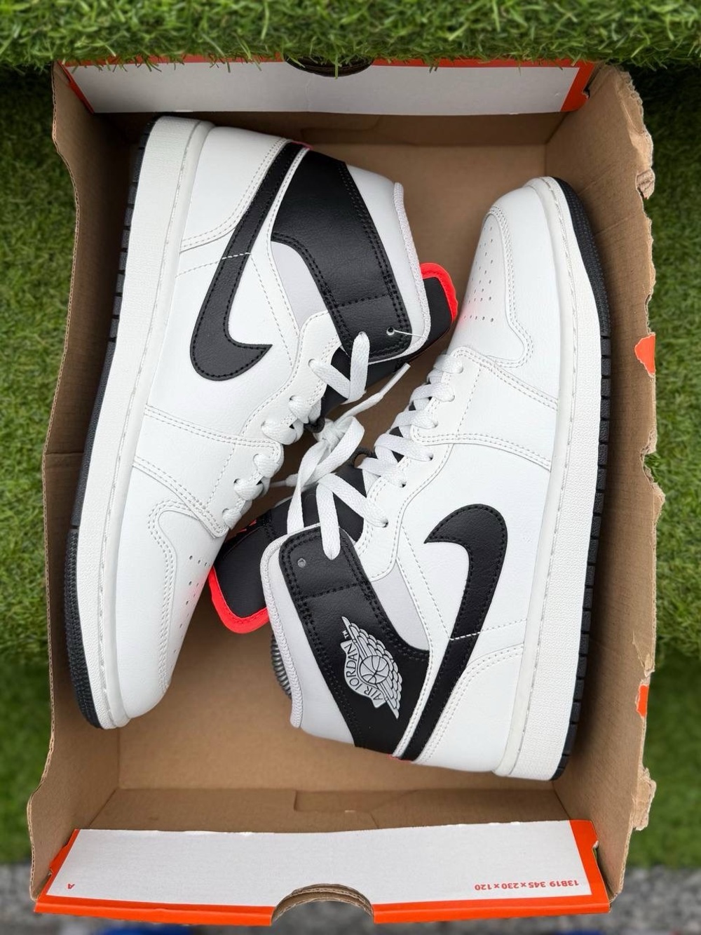 Air Jordan 1 Mid White / Neutral Grey / Infrared Men’s Shoes (Sample)